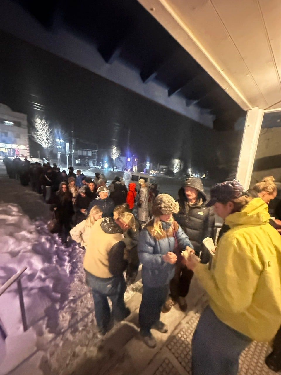 雪の夜、Smokiesの外にできた行列